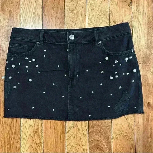 H&M Divided Distressed Pearl Silver Beaded Black Denim Skirt Size 10 - Picture 5 of 7